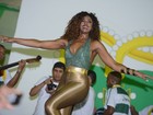 Em noite de samba, Cris Vianna aposta em look comportado