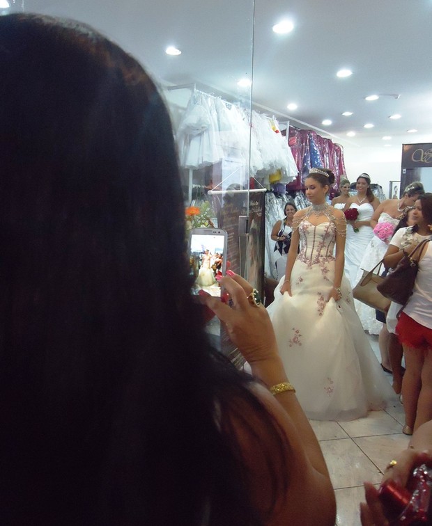 Solange Gomes samba em desfile de noivas em shopping (Foto: Divulgação)
