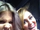 Kelly Osbourne e Miley Cyrus fazem careta em bastidores de evento