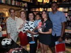 Regina Casé vai com os filhos e o marido a lançamento de livro no Rio