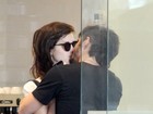 Ah, o amor... Fiuk e Sophia Abrahão beijam muito durante passeio no Rio