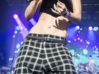 Gwen Stefani exibe barriga sarada em show na França