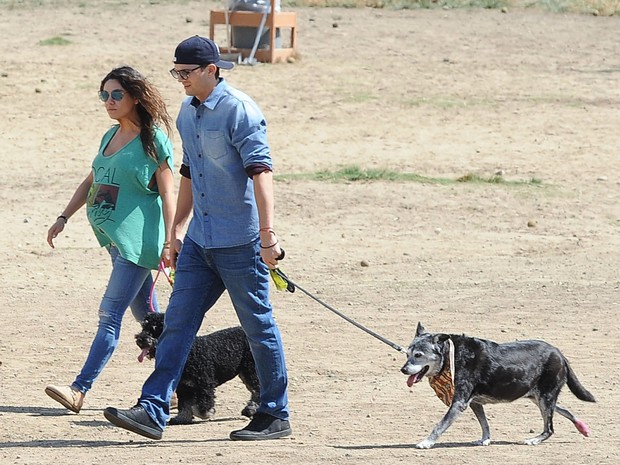 Grávida, Mila Kunis e Ashton Kutcher passeiam com seus cachorros em Los Angeles, nos Estados Unidos (Foto: Grosby Group/ Agência)