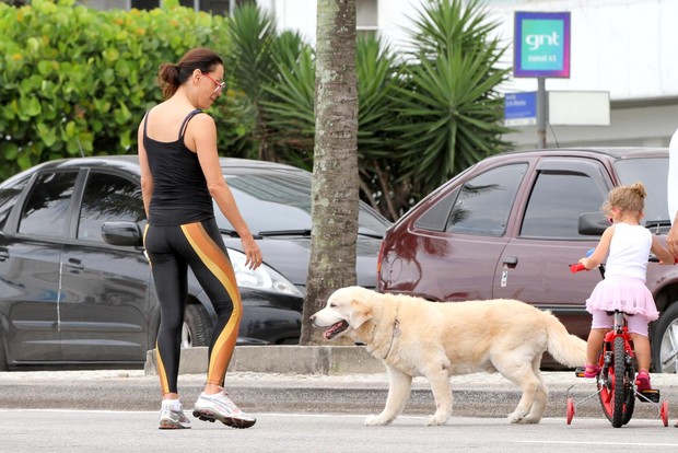 Carolina Ferraz com o cachorro na orla (Foto: André Freitas / AgNews)