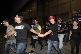 Marcos Mion anda em feira cercado por seguranças (Foto: Isac Luz/ EGO)