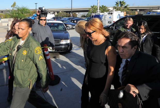 Lindsay Lohan chega para a audiência (Foto: Joe Klamar / AFP / Agência)