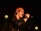 Com os 'pais corujas' na plateia, Enzo Celulari faz sua estreia como cantor 