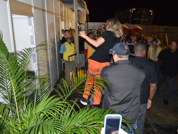 Claudia Leitte em São Lourenço da Mata, Pernambuco (Foto: Felipe Souto Maior/ Ag. News)