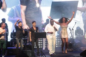 Zezé Di Camargo e Luciano com Cris Vianna em show na Zona Norte do Rio (Foto: Isac Luz/ EGO)