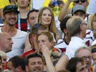 Namorada de Schweinsteiger curte jogo no meio da torcida no Maracanã