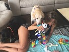 Luisa Mell se diverte com filho e cachorros