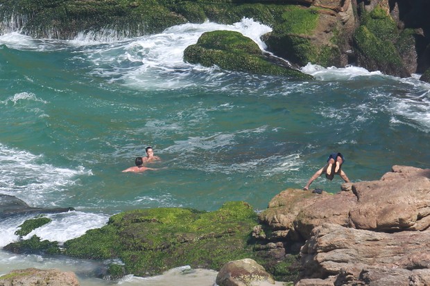 Cauã com a namorada na praia da Joatinga no Rio de Janeiro (Foto: AGNEWS )