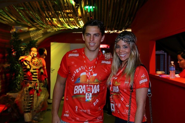 Amaury Nunes e Danielle Winits na Sapucaí (Foto: Marcello Sá Barreto / AgNews)