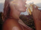 Ângela Bismarchi posa sexy comendo banana