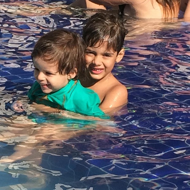 O carinho dos irmãos Bernardo e João Gabriel (Foto: Reprodução/Instagram)