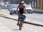 Débora Nascimento pedala na companhia de cachorrinho no Rio