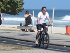 Fábio Assunção é tietado por fã durante passeio de bicicleta