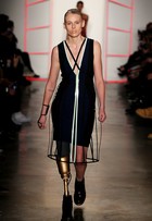 Lauren Wasser, a modelo da perna biônica, desfila no NY Fashion Week
