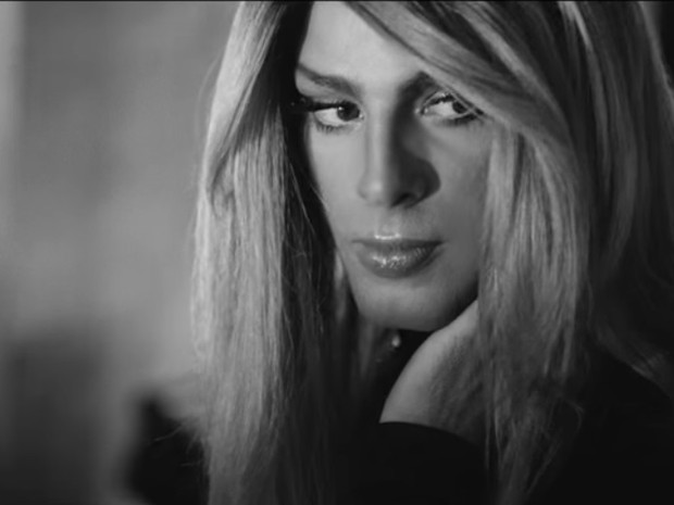 Cauã Reymond interpreta travesti em clipe (Foto: Reprodução/YouTube)