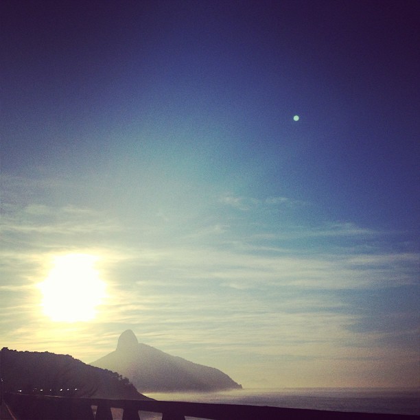 Ex-BBB Anamara madruga para viajar e posta foto do Rio amanhecendo (Foto: Instagram)