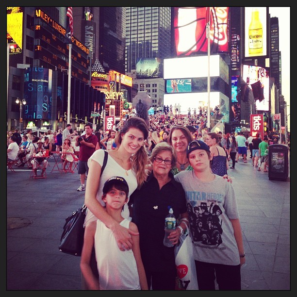 Isabeli Fontana com os filhos com os filhos Zion e Lucas e a mãe em Nova York, nos EUA (Foto: Instagram/ Reprodução)