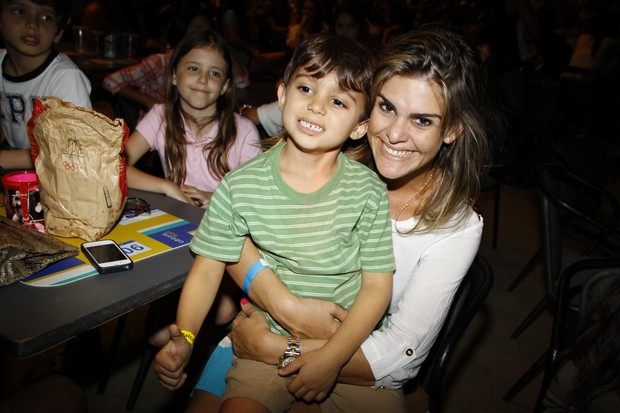 Show das Poderosinhas - Livia Lemos com o filho (Foto: GRAÇA PAES/PHOTO RIO NEWS)