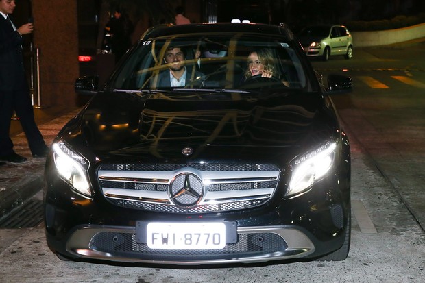 Claudia Leitte chegou dirigindo seu próprio carro, acompanhada pelo marido (Foto: Manuela Scarpa/Photo Rio News)