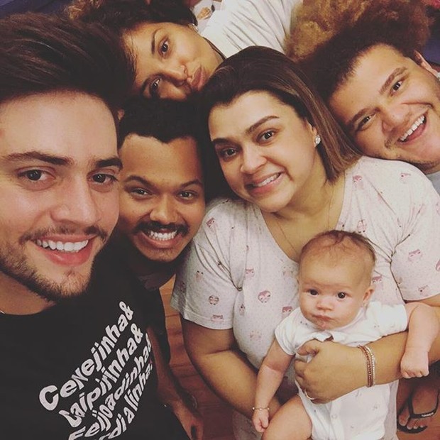 Preta Gil com o marido, Rodrigo Godoy, a neta, Sol, e amigos (Foto: Instagram/ Reprodução)