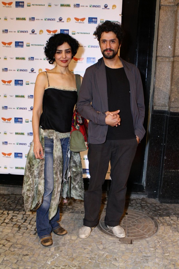 Letícia Sabatella com o namorado, o ator Fernando Alves Pinto (Foto: Raphael Mesquita/Photorionews)