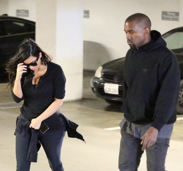 Kim Kardashian e Kanye West deixam consultório médico (Foto: Agência X17)