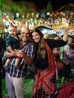 Luciana Coutinho com o marido, Ricca Barros, e o filho, Lucca (Foto: Rafael Godinho)