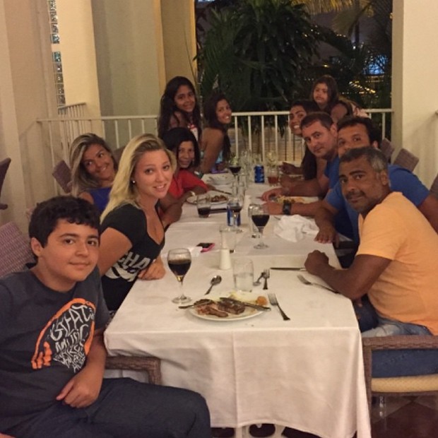 Romário janta com a namorada, a cantora Dixie Pratt, e com a família em Aruba (Foto: Instagram/ Reprodução)