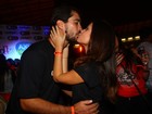 Em festival de axé, famosos trocam beijos em homenagem ao Dia do Beijo
