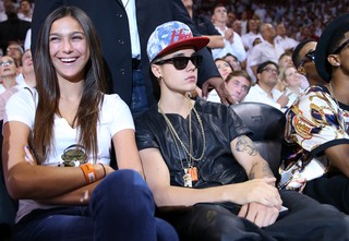 Justin Bieber assiste a jogo de basquete em Miami, nos Estados Unidos (Foto: Mike Ehrmann/ Getty Images/ AFP )