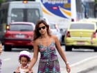 Noiva de Ronaldo se diverte com a filha do ex-jogador no Leblon, no Rio