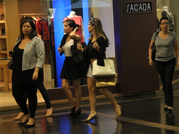 Vanessa Giácomo e Fernanda Pontes em shopping do Rio (Foto: Daniel Delmiro / AgNews)