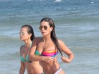 Lucilene Caetano exibe boa forma em dia de praia no Rio