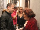 Rodrigo Santana, a Valéria do 'Zorra Total', assiste Bibi Ferreira no teatro