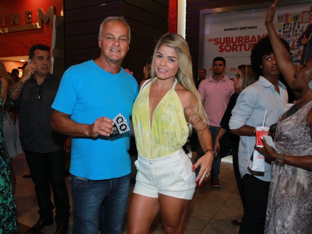 Kadu Moliterno e a namorada, Cristianne Rodriguez, em pré-estreia de filme na Zona Oeste do Rio (Foto: Marcello Sá Barretto/ Ag. News)