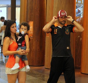 Diego Cavalieri passeio com a família em shopping no RJ (Foto: Marcus Pavão/AgNews)