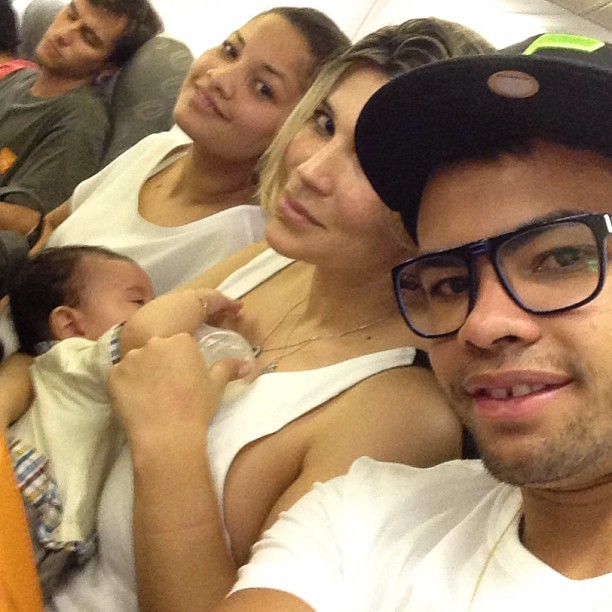 Dani Souza dá de mamar para o filho, Bruno Lucas, no avião (Foto: Instagram)