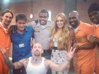 Lindsay Lohan posa em uma prisão nos bastidores de gravação de série