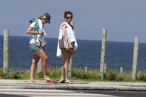 Giovanna Antonelli na praia da Barra da Tijuca, RJ (Foto: Dilson Silva / Agnews)