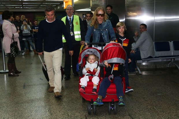 Angélica e Luciano Huck com os filhos (Foto: Manuela Scarpa / Foto Rio News)