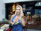 Veridiana Freitas deixa dieta de lado em feijoada na quadra da Rocinha