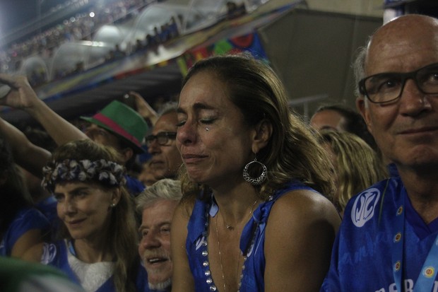 Cissa Guimarães emocionada no desfile da Mangueira (Foto: ANDRÉ MOREIRA / BRAZIL NEWS)