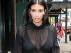 Com blusa transparente, Kim Kardashian passeia em Nova York 