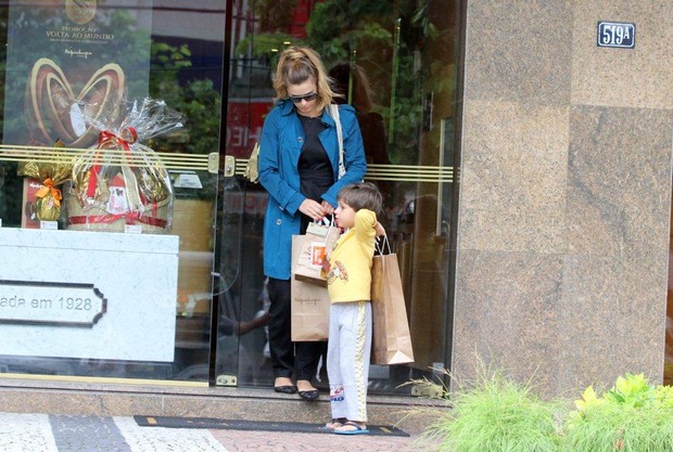 Carolina Dieckmann faz compras com o filho (Foto: André Freitas / AgNews)