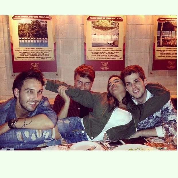 Anitta com amigos em restaurante na Zona Oeste do Rio (Foto: Instagram/ Reprodução)