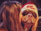 Gisele Bündchen beija cachorrinho vestido de Papai Noel